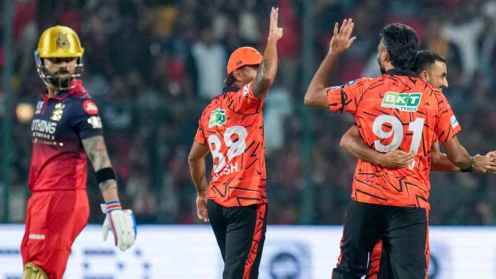 IPL 2026 Playoffs: आरसीबी ने पक्की की प्ले-ऑफ की सीट, बाकी 3 स्पॉट्स के लिए 7 टीमों में फंसा पेंच