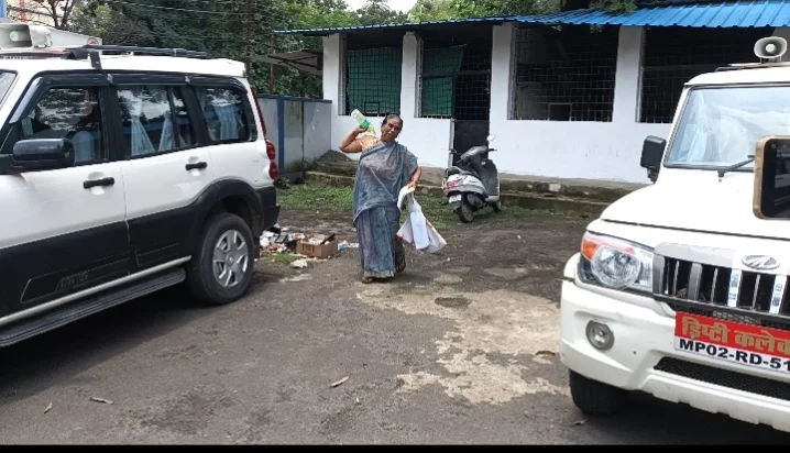 मध्यप्रदेश : जनसुनवाई में अचानक महिला ने अपने ऊपर उड़ेल लिया डीजल, कलेक्ट्रेट में मचा हड़कंप