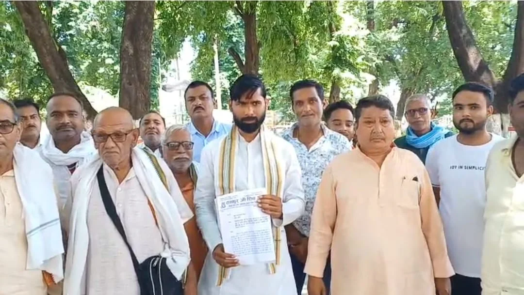 उत्तर प्रदेश: बलिया में प्रशासन की दबंगई, ग्रामीणों के विरोध के बावजूद खेत और मंदिर में जबरन खुलवाया गंदा पानी, फूटा गुस्सा