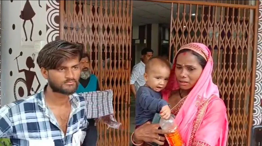 मध्य्प्रदेश : नरसिंहपुर में समोसा खाने पहुंचे दंपति से मारपीट, शिकायत लेकर थाने पहुंचे तो SI पर भी अभद्रता का आरोप