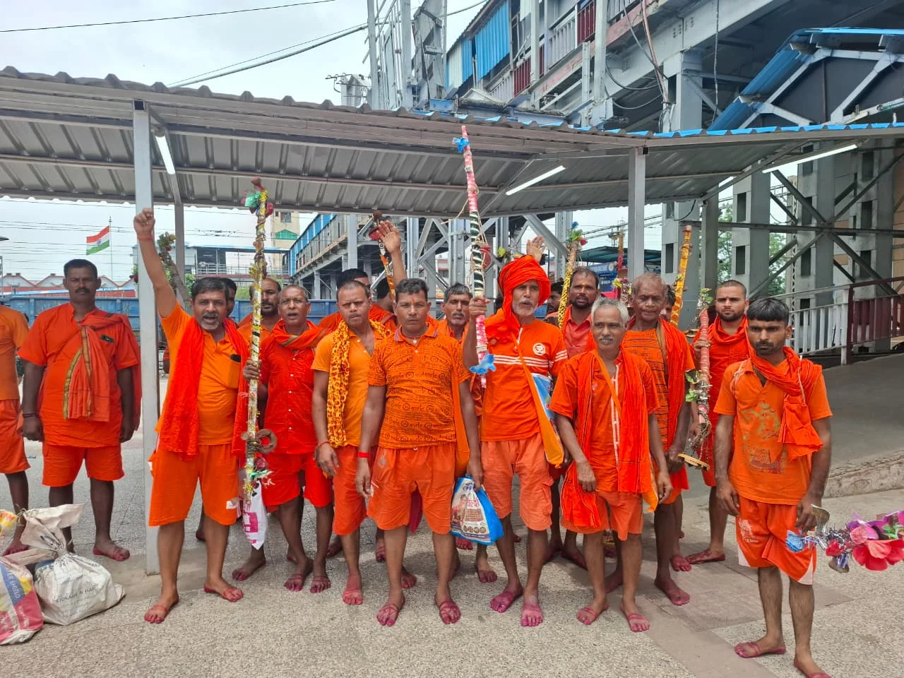 उत्तर प्रदेश: ‘बोल बम’ के जयघोष से गूंजा मुगलसराय स्टेशन, बाबा बैद्यनाथ के लिए रवाना हुए हजारों शिवभक्त
