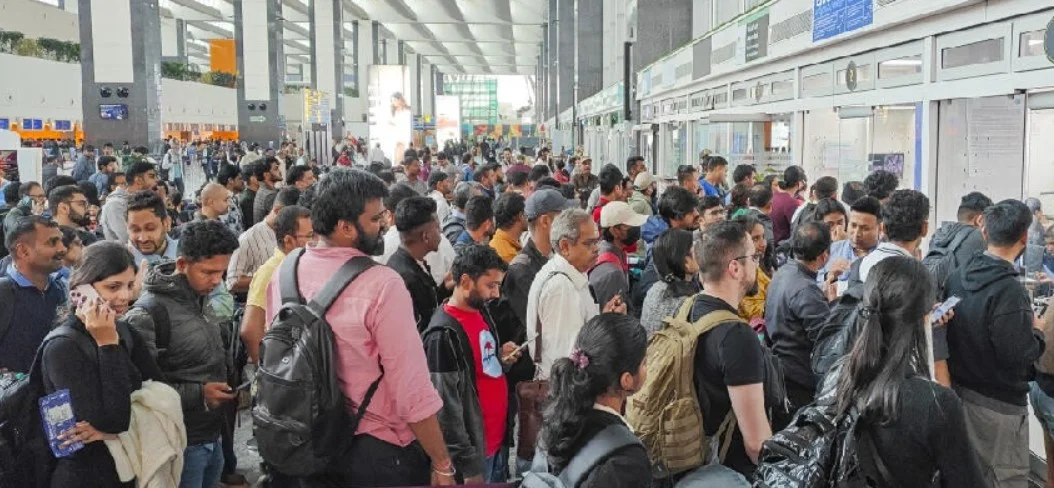 Indigo Crisis: सैकड़ों फ्लाइट्स रद्द, 800% तक बढ़ा हवाई किराया, घरेलू टिकट लंदन–पेरिस से भी महंगे