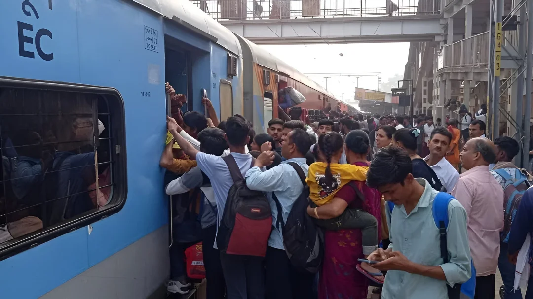 अमानवीय ट्रेन यात्रा पर सियासी हल्ला: छठ से पहले बिहारियों की बेबसी और केंद्र की नाकामी