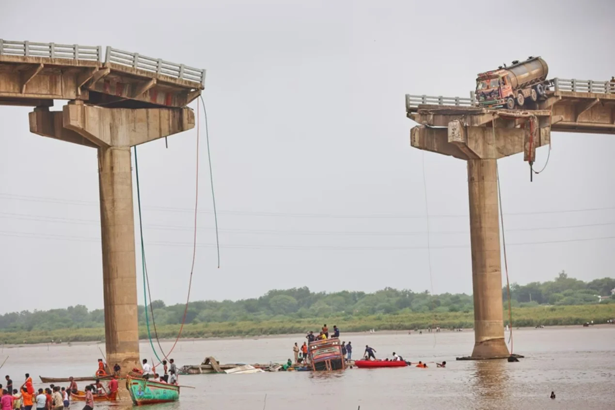 Gujarat Bridge Tragedy: अचानक ढह गया पुल, गाड़ियां समा गईं नदी में, 6 की दर्दनाक मौत – वीडियो देख कांप जाएगी रूह!