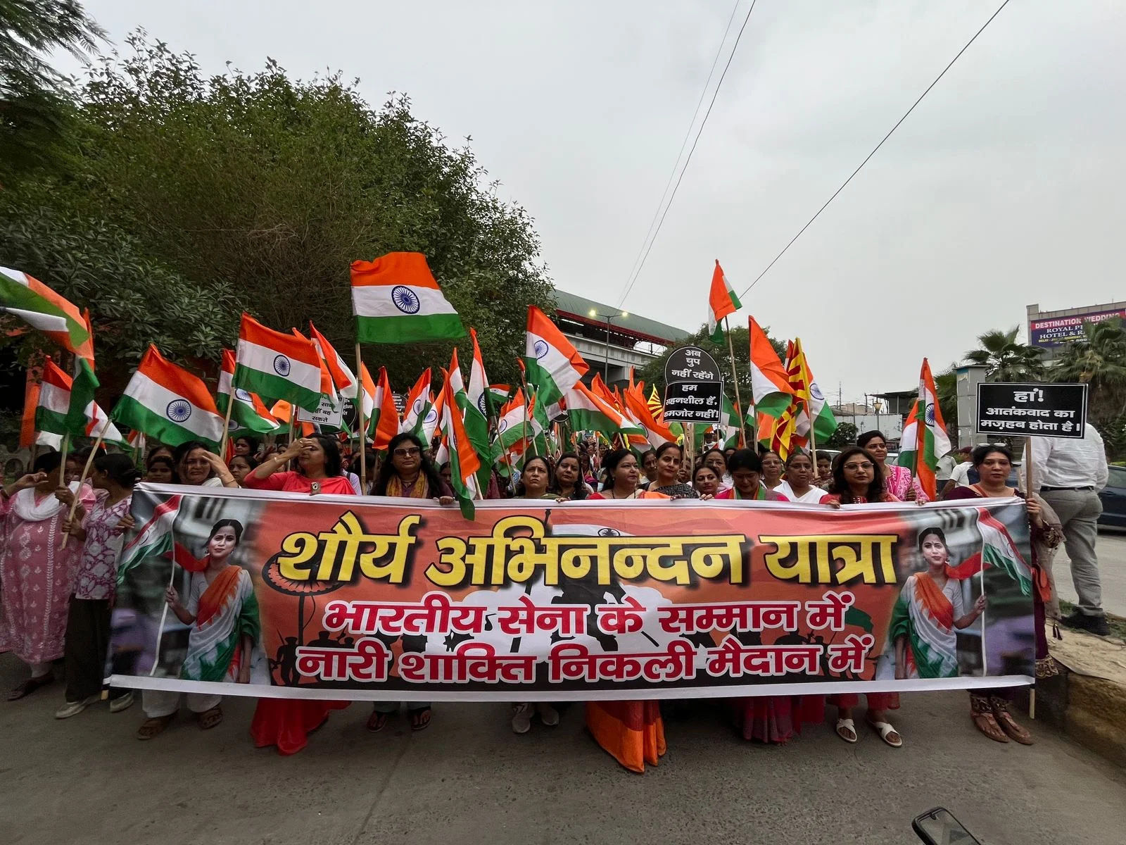 Shaurya Abhinandan Yatra: "ऑपरेशन सिंदूर" के वीरों को सलाम! दिल्ली में निकली शौर्य अभिनंदन यात्रा, गूंजा भारत माता की जय का नारा