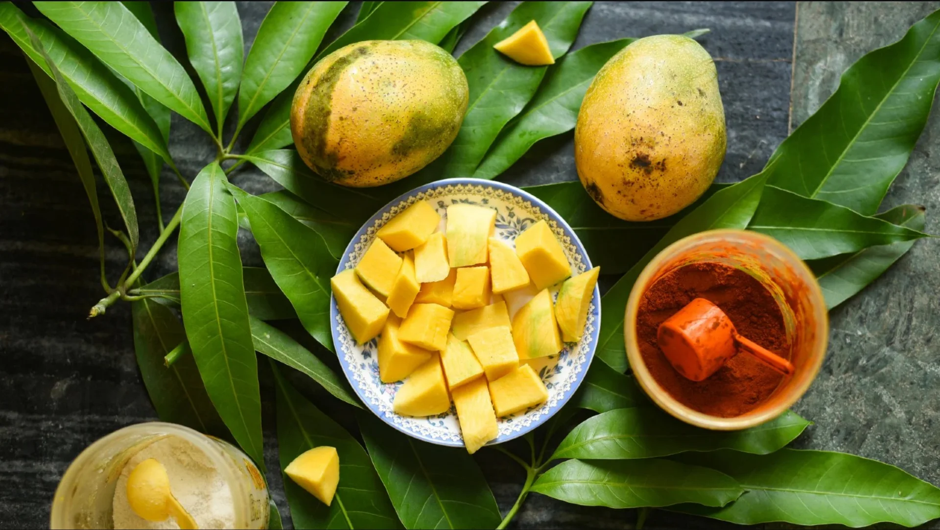 Foods to Avoid with Mango in 2025: आम के साथ न खाएं ये 5 चीजें, बचें पाचन समस्याओं और एलर्जी से—जानें सही तरीका