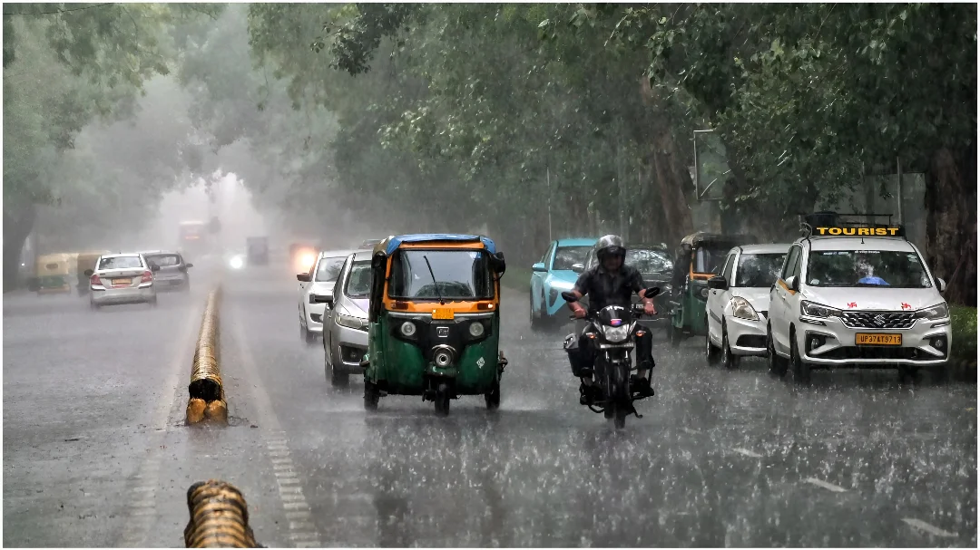 Monsoon in India 2026: पूरे देश में पहुंचा मानसून! दिल्ली में आज होगी झमाझम बारिश, यूपी-उत्तराखंड के लिए 'रेड अलर्ट' जारी, घर से निकलने से पहले पढ़ लें मौसम का हाल