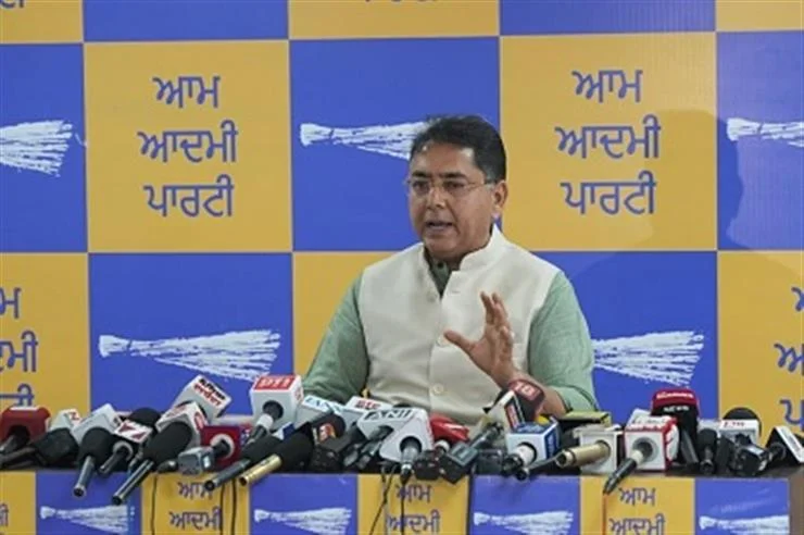 केंद्रीय मंत्री रवनीत बिट्टू के बयानों पर अमन अरोड़ा का तीखा पलटवार: कहा- बिट्टू घटिया राजनीति और निजी कीचड़ उछालने के बजाय हमारे सिद्धांतों वाले सवालों का जवाब दें