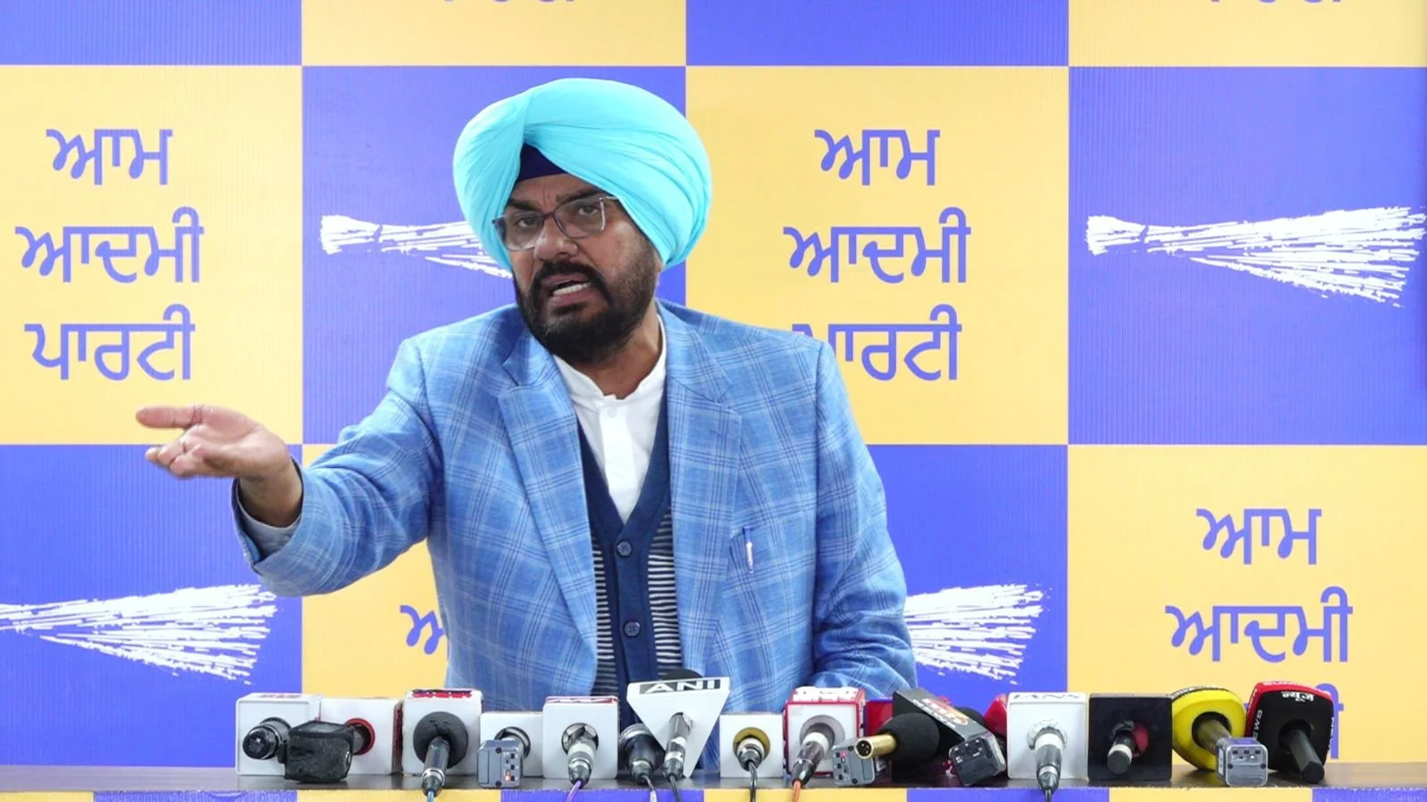 नशा तस्करों के सियासी सरपरस्तों के साथ राज्यपाल की यात्रा महज दिखावा: कुलदीप धालीवाल
