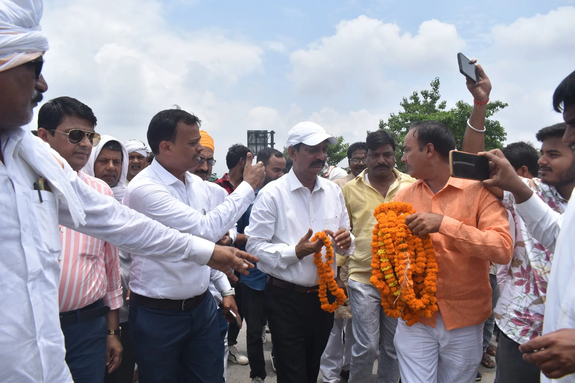 Dinesh Kumar Rai : रोहतास में ऐतिहासिक स्वागत! प्रोन्नत सचिव दिनेश कुमार राय का 1200 गाड़ियों के काफिले के साथ भव्य सम्मान समारोह | देखें तस्वीरें