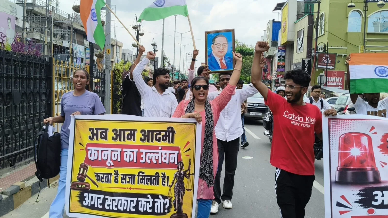 उत्तर प्रदेश: पेपर लीक के विरोध में सहारनपुर में छात्रों का प्रदर्शन, कलेक्ट्रेट पहुंचकर सौंपा ज्ञापन