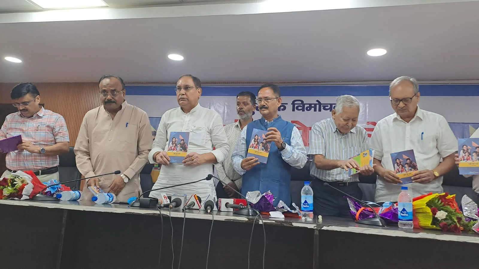 Dr Mukesh Kishore Book Launch: "मुझे ऐसे पालें" किताब लॉन्च: हर माता-पिता को पढ़नी चाहिए डॉ. मुकेश किशोर की यह आंख खोलने वाली गाइड!