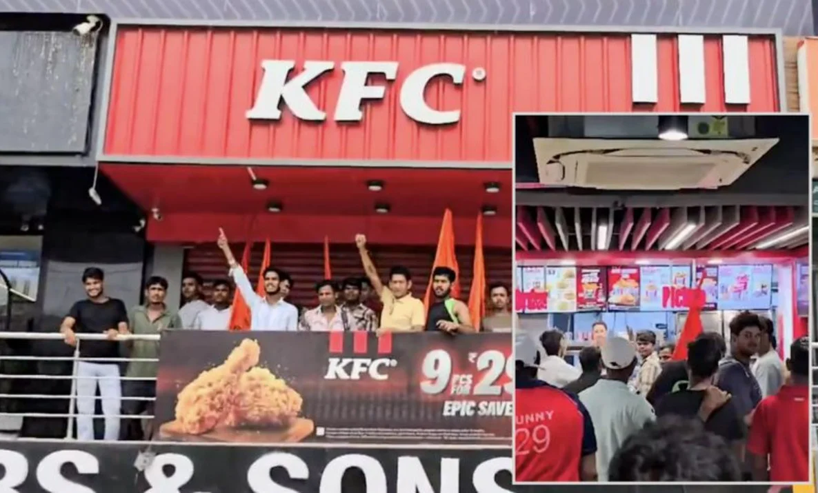 Indirapuram KFC Controversy: गाजियाबाद में KFC स्टोर पर हंगामा, सावन में नॉनवेज बेचने पर हिंदू संगठन का विरोध, वायरल वीडियो