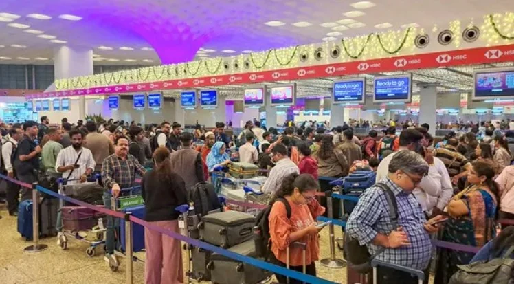 यात्रियों के लिए अलर्ट! फ्लाइट लेट या कैंसिल होने पर क्या करें? जानिए अपने कानूनी अधिकार