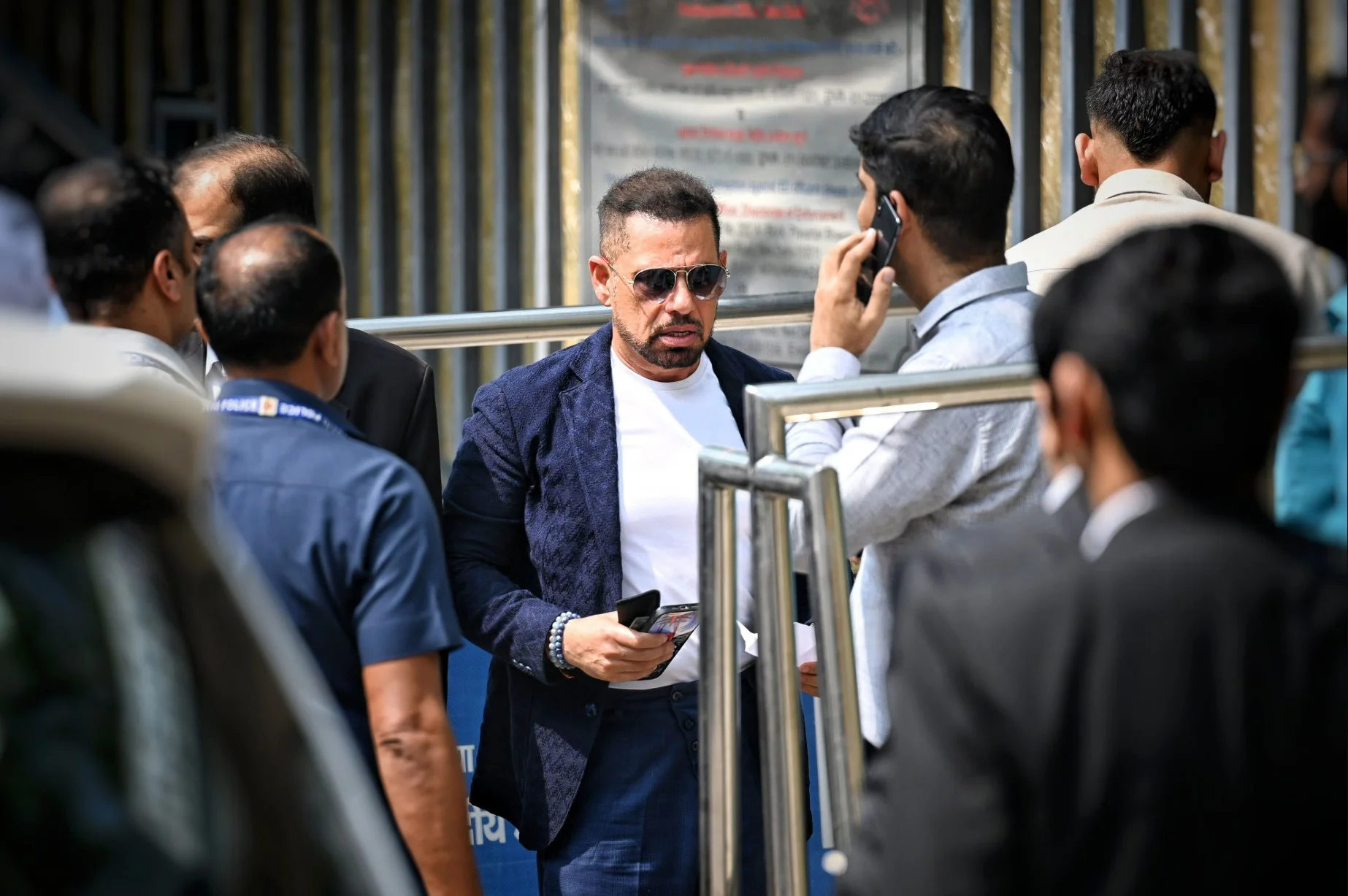 ED Summons Robert Vadra: रॉबर्ट वाड्रा पर फिर ED का शिकंजा! भगोड़े हथियार डीलर से रिश्ते उजागर, लंदन प्रॉपर्टी और 310 करोड़ की जांच में घिरे प्रियंका गांधी के पति