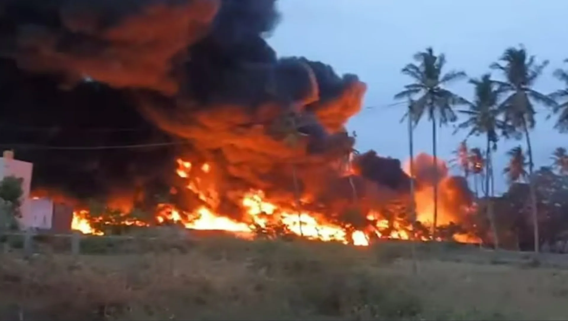 Tamil Nadu Train Fire: चेन्नई से डीज़ल ला रही मालगाड़ी में लगी भीषण आग, 5 टैंकर जलकर राख, कई ट्रेनें रोकी गईं!