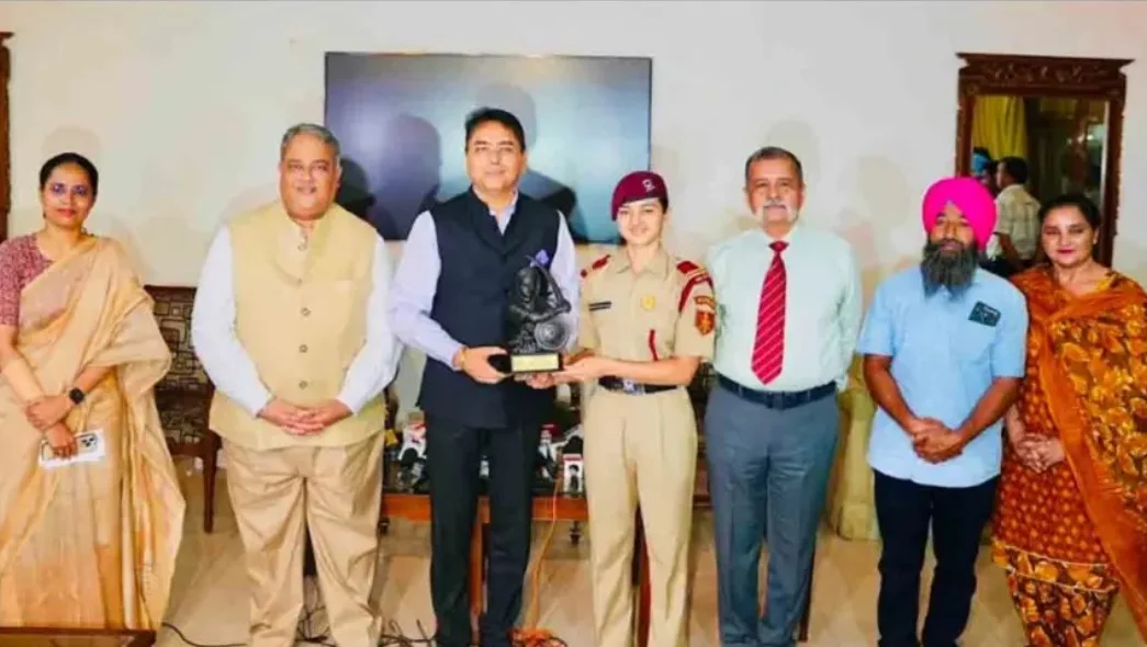 अमन अरोड़ा द्वारा एयर फोर्स अकादमी और एनडीए मेरिट सूची में शानदार उपलब्धियां हासिल करने वाली माई भागो प्रिपरेटरी इंस्टीट्यूट की महिला कैडेटों का सम्मान