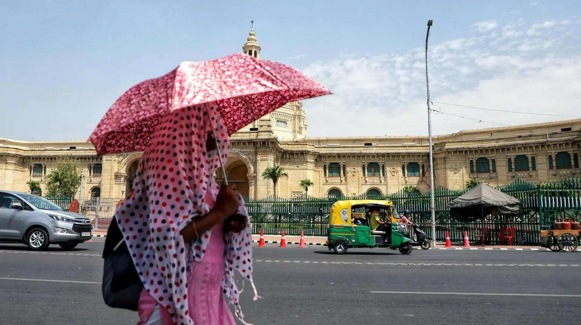 Weather Update: दिल्ली-राजस्थान में पड़ेगी भीषण गर्मी, उत्तर प्रदेश के 13 जिलों के लिए मौसम विभाग का अलर्ट