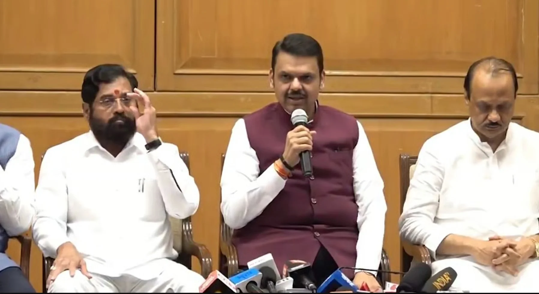Three Language Policy:  हिंदी को लेकर गरमाया महाराष्ट्र! तीन-भाषा नीति का आदेश सरकार ने लिया वापस, नई समिति करेगी समीक्षा