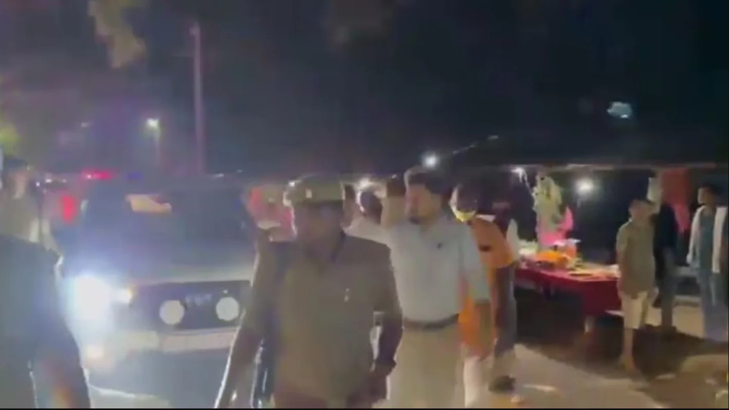 Barabanki: बाराबंकी में अवसानेश्वर महादेव मंदिर में श्रद्धालुओं पर गिरा बिजली का तार, 2 की मौत 40 से ज्यादा घायल