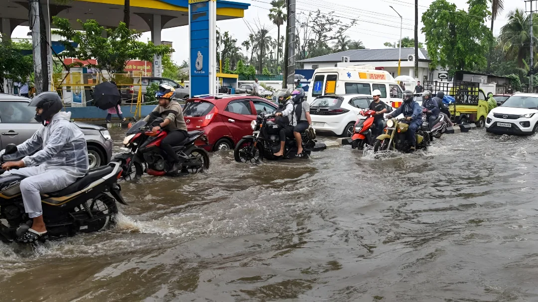 मॉनसून का महाअटैक: देश के 18 राज्यों में मौसम विभाग की बड़ी चेतावनी, जानिए आपके शहर में कब बरसेगा पानी