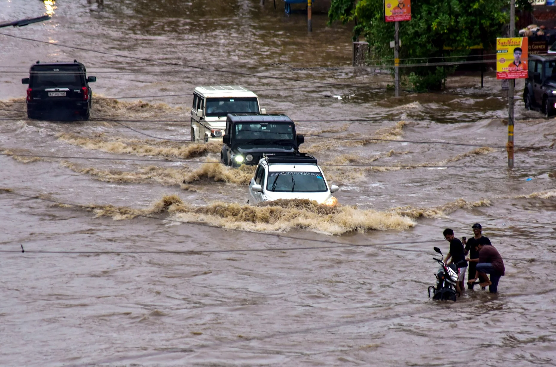 Rajasthan Rain Alert: तबाही मचाती बारिश, 16 जिलों में अलर्ट – 19 जिलों में स्कूल बंद, अब तक 91 की मौत