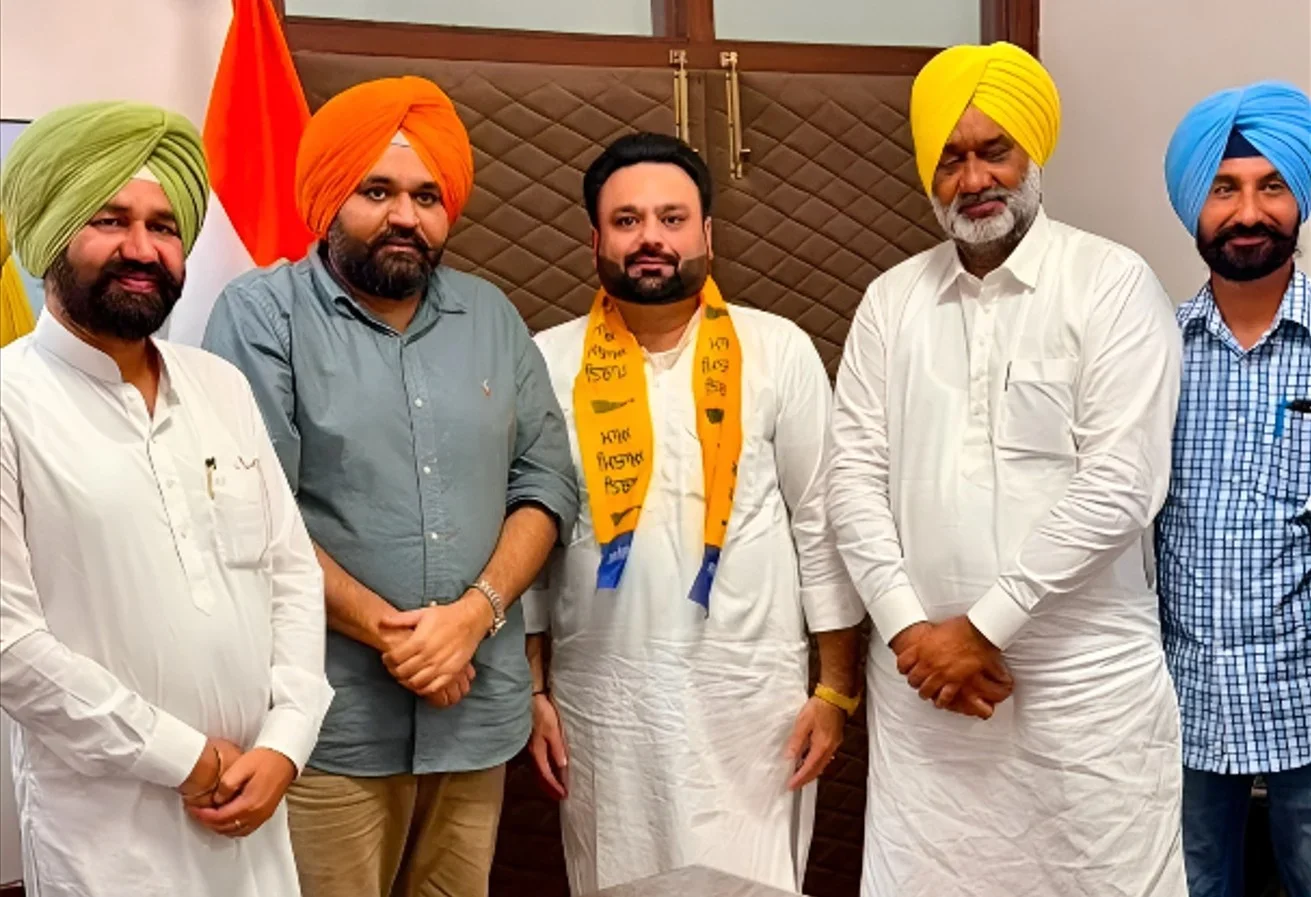 मानसा में अकाली दल को बड़ा झटका! जिला यूथ प्रधान ने साथियों संग थामा AAP का दामन