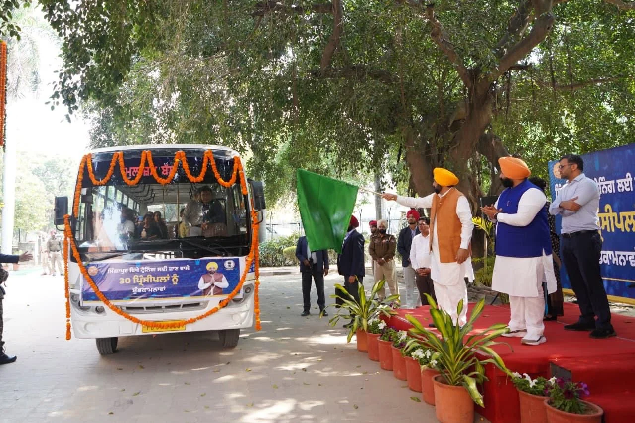 मुख्यमंत्री भगवंत सिंह मान ने सिंगापुर प्रशिक्षण के लिए प्रिंसिपलों के आठवें बैच को रवाना किया, अब तक 234 प्रिंसिपल विश्व स्तरीय प्रशिक्षण के लिए भेजे गए