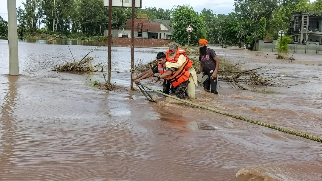 गली-गली तक पहुँचा सैनिटाइजेशन: शिक्षा मंत्री हरजोत सिंह बैंस खुद मैदान में, पंजाब सरकार ने दिखाई असली सेवा
