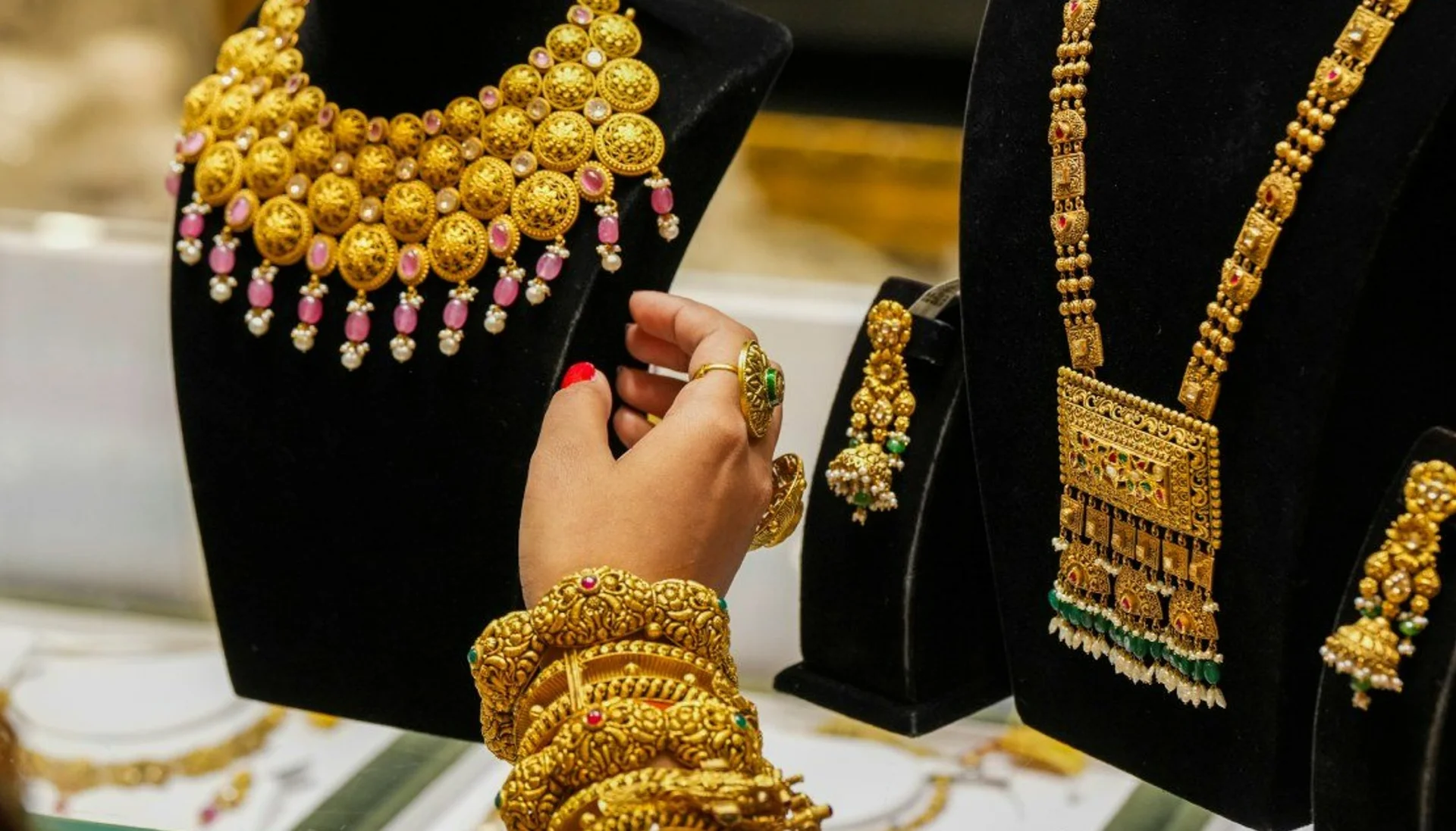 Gold Silver Price Today, 16 April 2025: सोने-चांदी की कीमतों में उतार-चढ़ाव, उत्तर प्रदेश में 24 कैरेट गोल्ड ₹92,610, चांदी ₹1,10,000 प्रति किलो