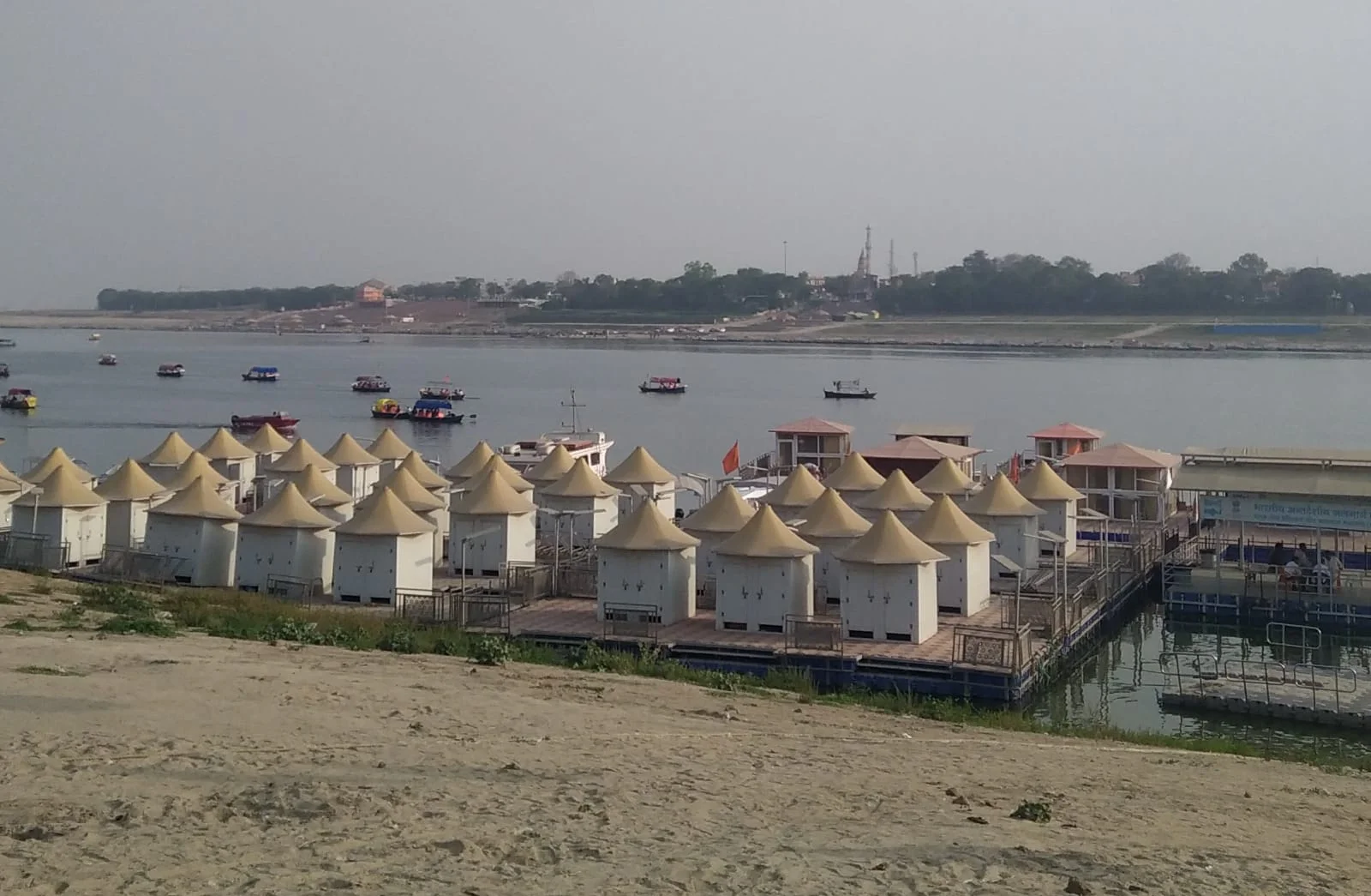 प्रयागराज रेलवे स्टेशन पर साहित्यिक दुर्घटना ! सरकारी व्यवस्था की लापरवाही