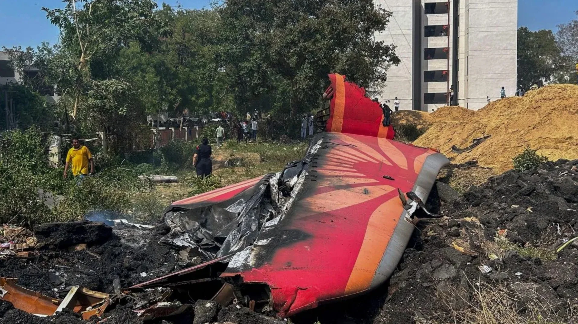 Ahmedabad Plane Crash: अहमदाबाद विमान हादसा: टेकऑफ के सेकंड भर बाद तबाही, 241 मौतें, बचे सिर्फ रमेश विश्वास - PM मोदी पहुंचे मौके पर!