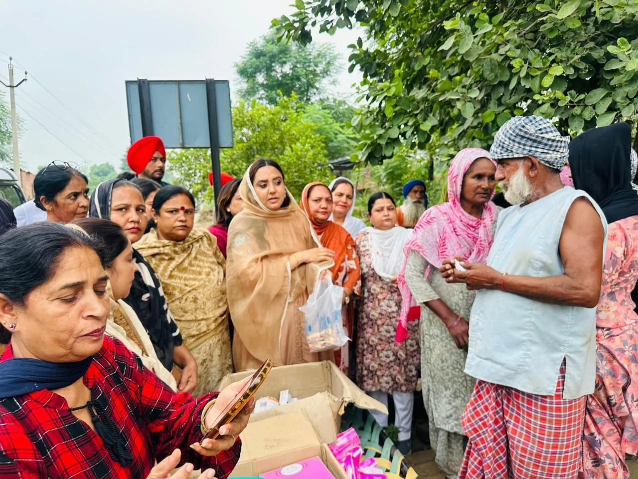 पंजाब बाढ़: AAP यूथ और महिला विंग ने दिखाया जज़्बा, कंधों पर बोरे उठाकर गांव-गांव पहुंचाई मदद!