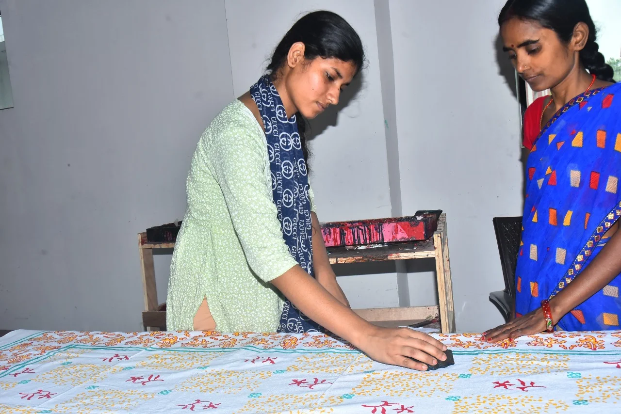 Nidhi Block Printing Success: : न बोल सकती, न सुन सकती... लेकिन ब्लॉक प्रिंटिंग ने बदल दी निधि की किस्मत!