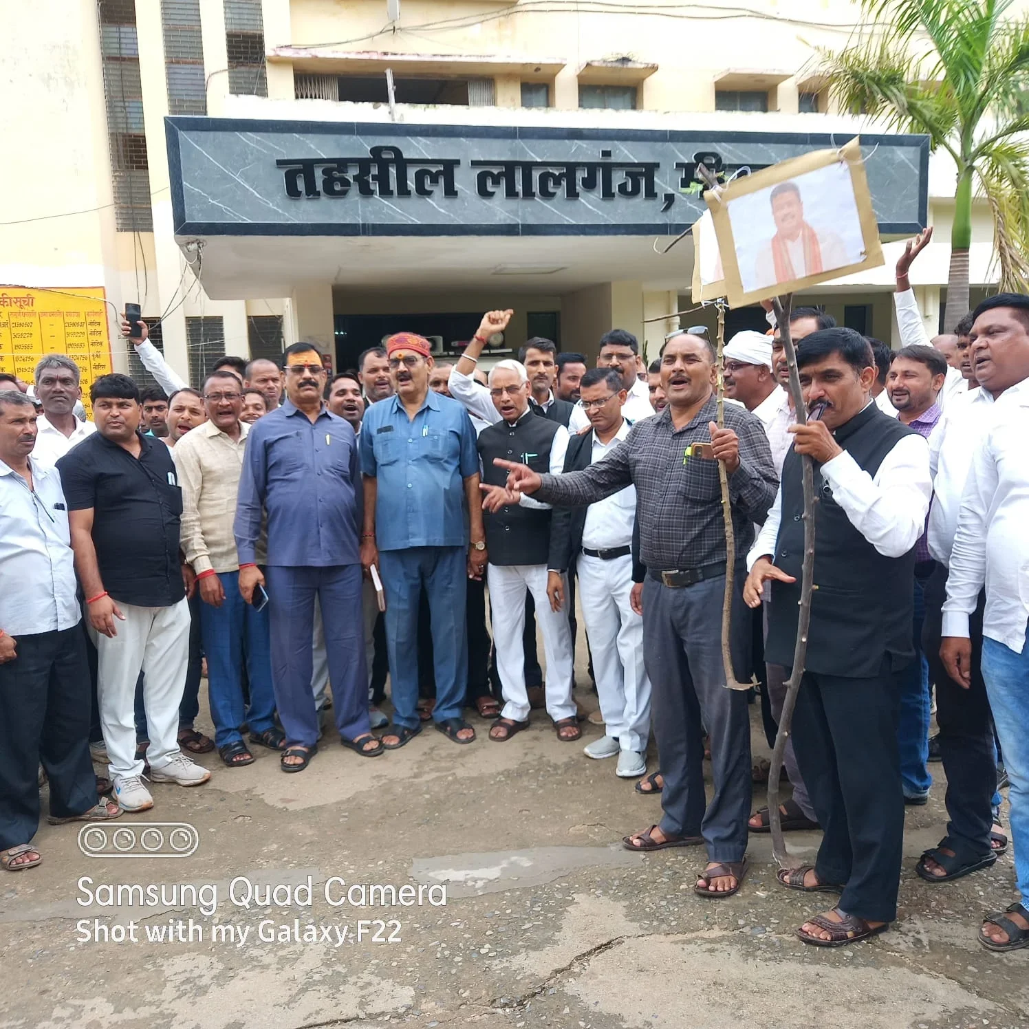 उत्तर प्रदेश: मिर्जापुर में छात्रों पर लाठीचार्ज के विरोध में अधिवक्ताओं का उग्र प्रदर्शन, शिक्षा मंत्री का फूंका पुतला