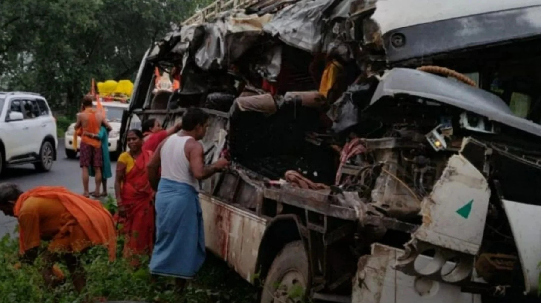 Devghar Accident News: देवघर में कांवड़ यात्रा के दौरान भीषण हादसा! ट्रक से टकराई बस, 6 की मौत, 30 घायल – मचा हाहाकार