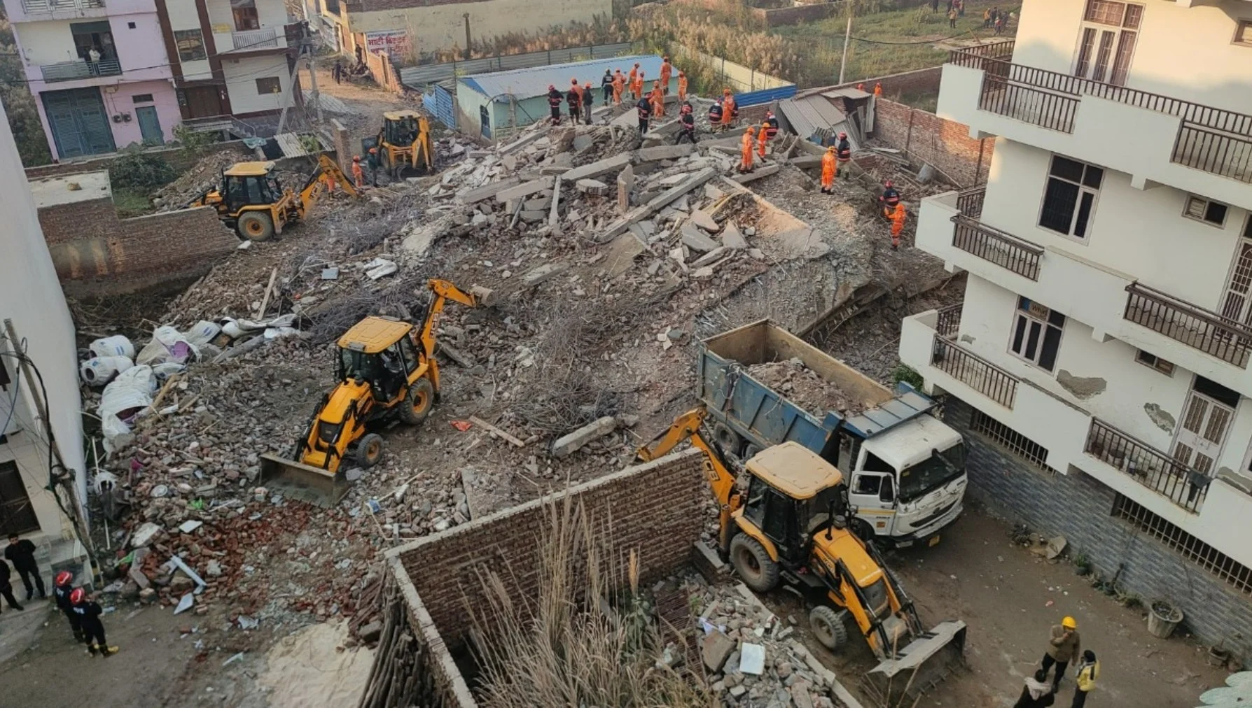 Delhi Building Collapse: दिल्ली बिल्डिंग हादसा: 2 साल की मासूम समेत 6 की मौत, पूरा परिवार मलबे में दबा, बचाव में आई बड़ी मुश्किल