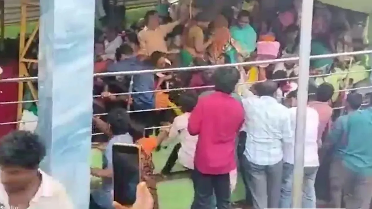 KashiBugga Temple Stampede: आंध्र प्रदेश के श्रीकाकुलम में भगदड़, 10 श्रद्धालुओं की मौत, कार्तिक एकादशी पर मचा हड़कंप