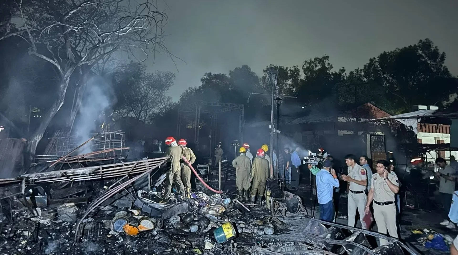 Delhi Fire: कोटला सेवा नगर बाजार में तड़के भीषण आग, 6 दुकानें खाक – बड़ा हादसा टला!