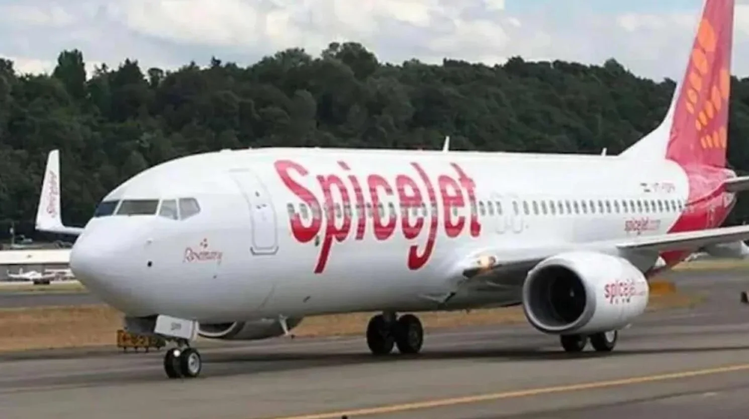 Delhi-Srinagar SpiceJet Flight: हवा में फैला हड़कंप, तकनीकी खराबी के बाद श्रीनगर एयरपोर्ट पर इमरजेंसी लैंडिंग