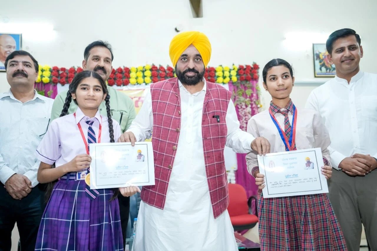 मुख्यमंत्री भगवंत सिंह मानने आदमपुर के स्कूल ऑफ एमिनेंस में विद्यार्थियों से की मुलाकात
