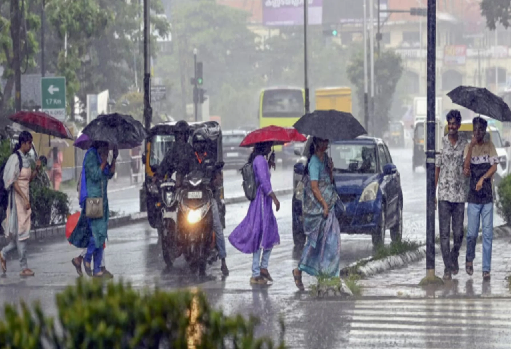 Delhi NCR Weather: दिल्ली-NCR में आज फिर बरसेगी बारिश! IMD ने जारी किया ऑरेंज अलर्ट, 60 km/h तक चल सकती हैं तेज हवाएं