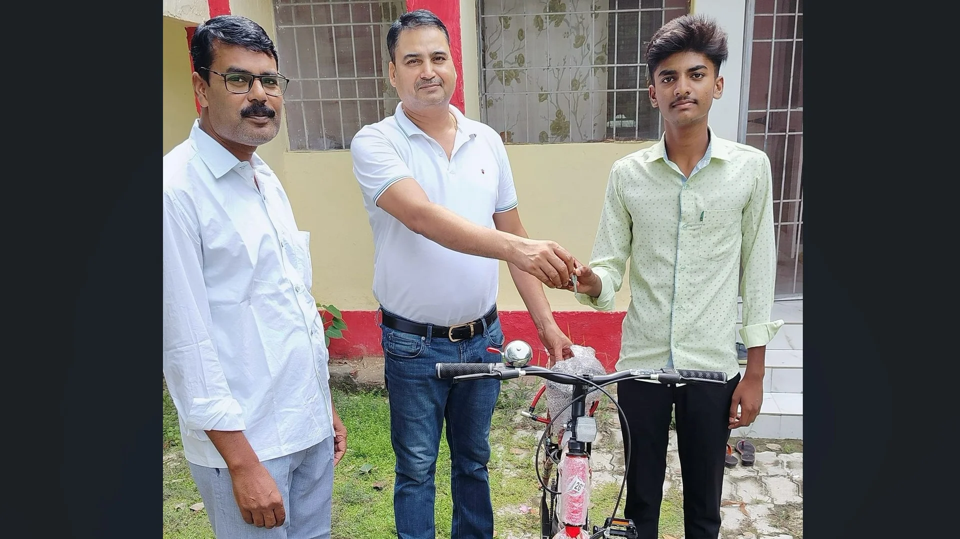 बगहा में छात्र निरंजन को मिली नई साइकिल, "ऑक्सीजन मैन" गौरव राय की टीम का मानवीय उपहार!