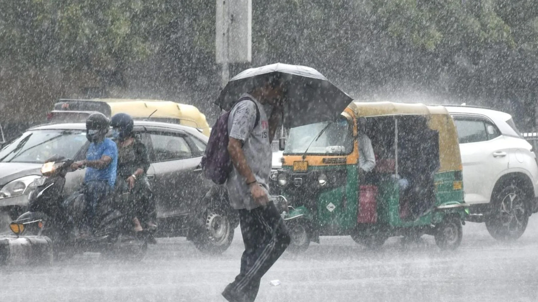 Delhi Weather Update: 9 दिन पहले पहुंचा मानसून, भारी बारिश से बदला मौसम का मिजाज, इन राज्यों में रेड अलर्ट जारी!