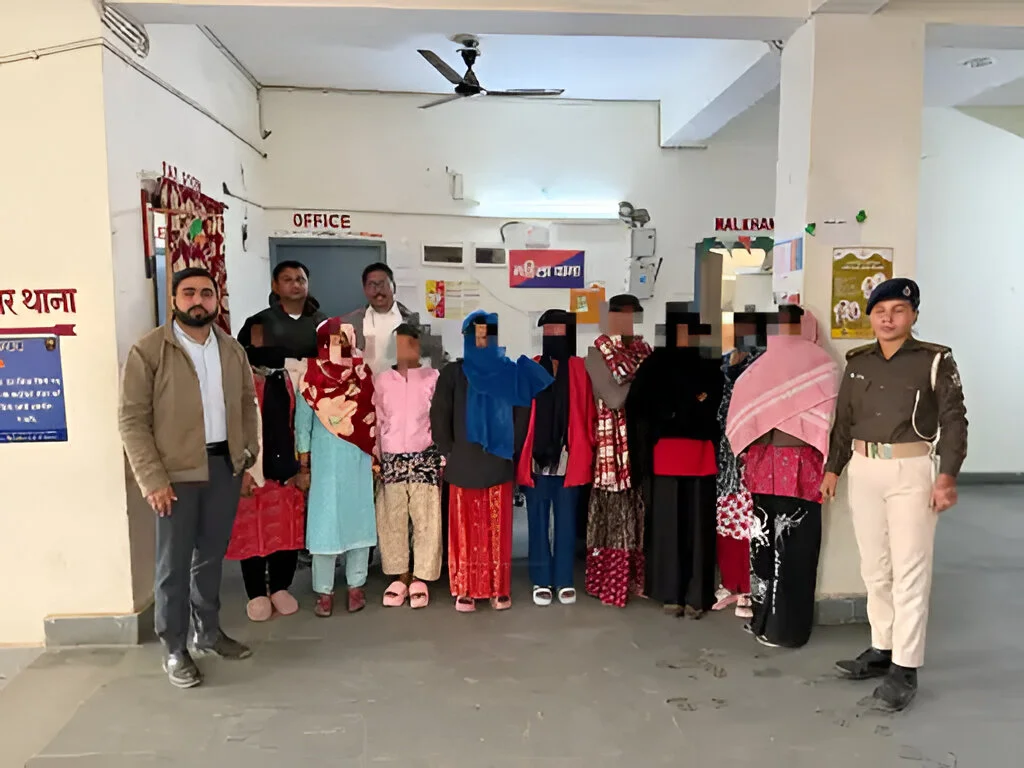 सारण में देर रात छापों में छह आर्केस्ट्रा समूहों से 15 लड़कियों को मुक्त कराया, सात गिरफ्तार