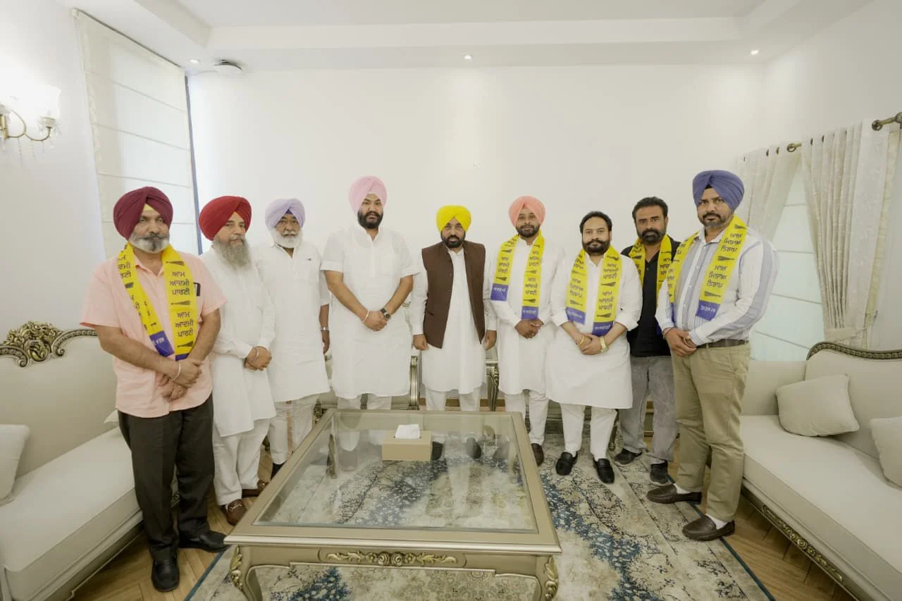कांग्रेस को बड़ा नुकसान: तलबीर गिल के नेतृत्व में मजीठा के दिग्गज नेताओं ने थामा AAP का दामन, CM भगवंत मान ने किया स्वागत
