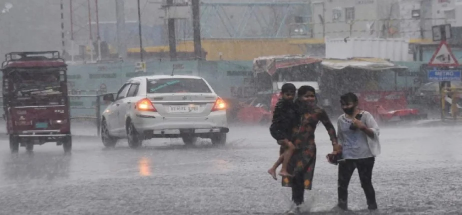 IMD Rain Alert: दिल्ली-NCR समेत 5 राज्यों में बारिश की संभावना, कोहरे से नहीं मिली राहत