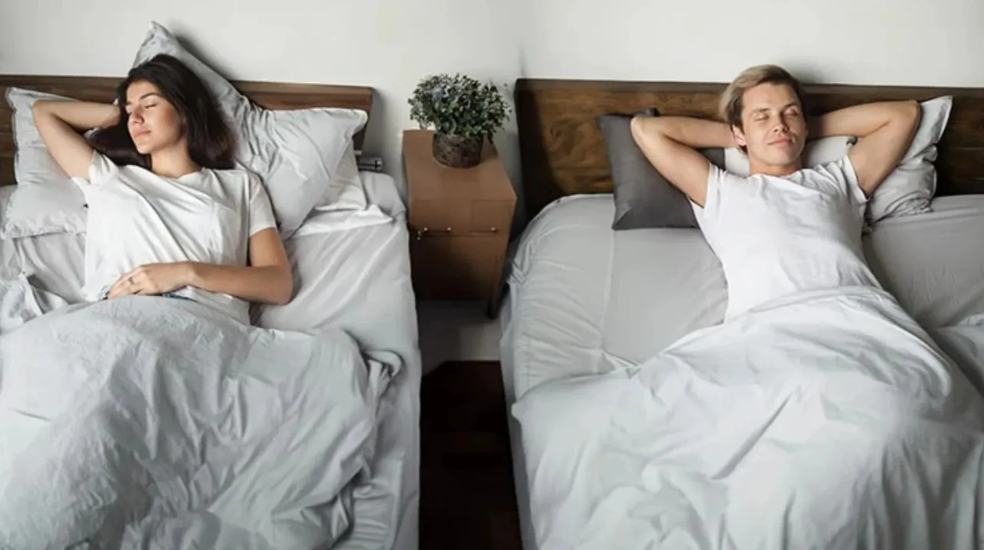 Sleep Divorce: साथ रहते हुए अलग सोना? जानिए क्यों बढ़ रही है स्लीप डिवोर्स की ट्रेंड!