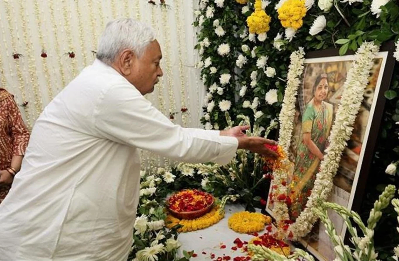 Nitish Kumar News: मुख्यमंत्री नीतीश कुमार ने दी श्रद्धांजलि! प्रसिद्ध हड्डी रोग विशेषज्ञ की पत्नी के श्राद्धकर्म में हुए शामिल