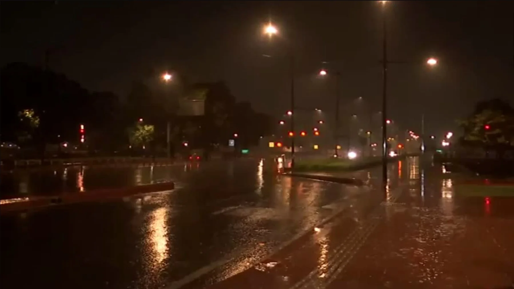 Delhi Weather Today : दिल्ली के कई इलाकों में बारिश, हल्की हवाओं से ठंडक का अहसास; मौसम हुआ सुहाना